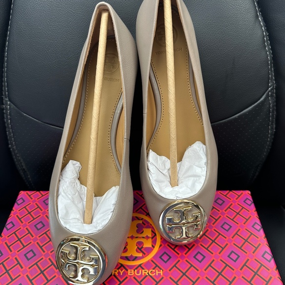 NIB! Tory Burch 64090 Benton 2 Ballet Flat Metal Logo French Grey Size 6.5 Women - Picture 2 of 8